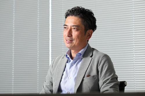 <span class="fontBold">尾山耕一(おやま・こういち)氏</span><br />慶應義塾大学大学院、経営管理研究科修士課程を修了(MBA)。大手会計系コンサルティングファームを経て、2019年からEYストラテジー・アンド・コンサルティングに参画し現職。企業のカーボンニュートラル戦略のほか、自動車業界の経営戦略についても詳しい。(写真=花井 智子)