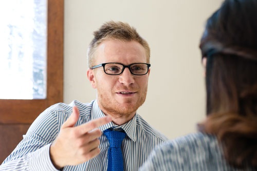 英語で話す際は相手の目をしっかりと見ることが大切だ(写真:PIXTA)