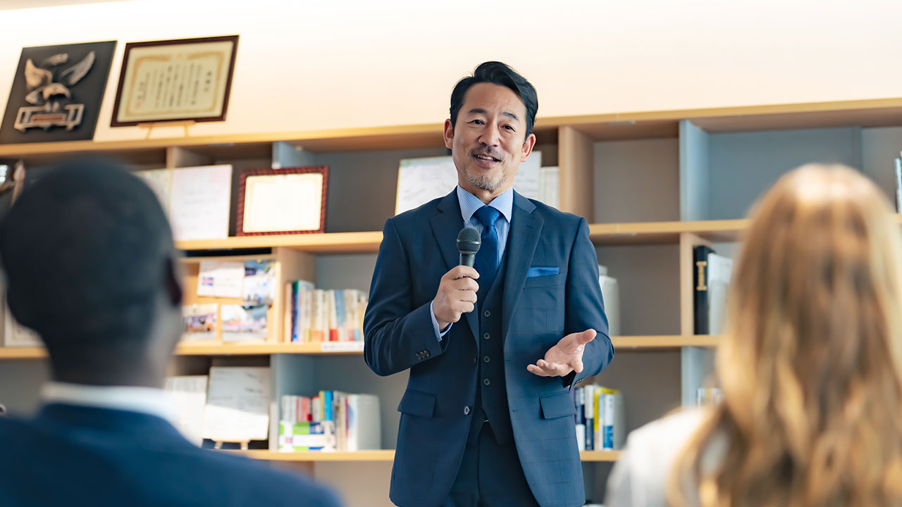 突然の乾杯スピーチでも慌てない 誰でも成功する英語の挨拶フレーズ：日経ビジネス電子版