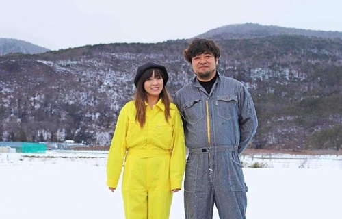 加藤絵美さん（左）と夫の晃司さん