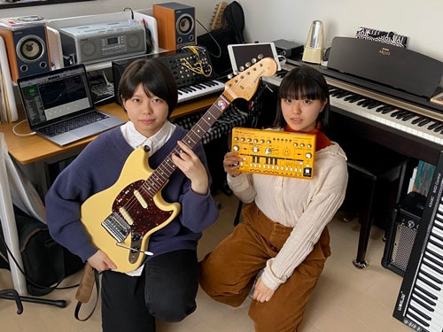 ラウスバブの岩井さん（左）と高橋さんは北海道の高校2年生。ドイツの音楽配信サービス上で人気に火が付いた