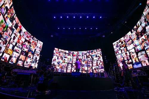 長渕剛さんは20年8月、LINE LIVE-VIEWINGでオンラインライブを実施。10万人を動員した