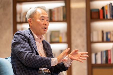 冨山和彦(とやま・かずひこ)氏 経営共創基盤(IGPI) IGPIグループ会長 日本共創プラットフォーム(JPiX) 代表取締役社長 ボストンコンサルティンググループ、コーポレイトディレクション代表取締役を経て、2003年、産業再生機構設立時に参画しCOOに就任。解散後、2007年に経営共創基盤(IGPI)を設立し代表取締役CEO就任。2020年10月よりIGPIグループ会長。2020年日本共創プラットフォーム(JPiX)設立。パナソニック社外取締役。経済同友会政策審議会委員長。財務省財政制度等審議会委員、財政投融資に関する基本問題検討会委員、内閣府税制調査会特別委員等、政府関連委員多数。近著に『コーポレート・トランスフォーメーション 日本の会社をつくり変える』『コロナショック・サバイバル 日本経済復興計画』『AI経営で会社は甦る』『なぜローカル経済から日本は甦るのか GとLの経済成長戦略』他。東京大学法学部卒、スタンフォード大学経営学修士(MBA)、司法試験合格。(写真:尾関祐治、以下同)