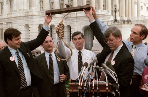 「東芝機械ココム事件」て゛東芝を強く非難する米議員ら(1987年、写真:AFP/アフロ)