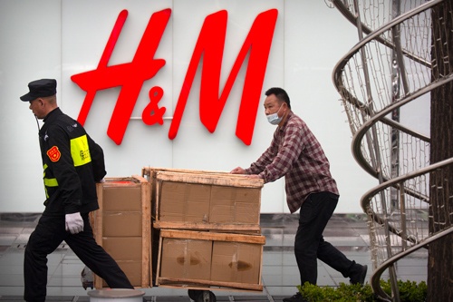 中国で3月下旬から、スウェーデンのアパレル大手へネス・アンド・マウリッツ(H&M)の不買運動が広がっている(写真:AP/アフロ)