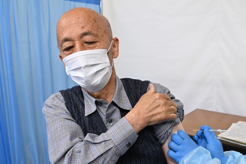 高齢者向けのワクチン接種が全国の自治体で順次始まった。写真は4月12日、東京都八王子市（代表撮影）