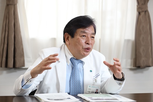 「大阪の医療状況は極めて厳しい」と、大阪市で加納総合病院などを経営する社会医療法人、協和会の加納繁照理事長は言う(写真=太田 未来子)