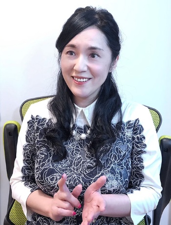 牛窪 恵氏立教大学大学院客員教授。大手出版社に入社後、フリーライターを経て、2001年にマーケティングを行うインフィニティを設立。「おひとりさま」などの言葉を世に広めた。近著は『若者たちのニューノーマル』(日経BP)