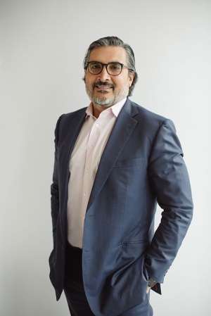 <span class="fontBold">サニー・カルシ(Sonny Kalsi)氏</span><br>世界で約500億ドル(約5兆4000億円)の資産を運用するベントール・グリーンオーク(BGO)のCEO(最高経営責任者)。2010年に設立した米グリーンオーク・リアル・エステートの創設者。09年まではモルガンスタンレーの不動産投資(MSREI)事業のグローバル共同責任者としてモルガンスタンレー不動産ファンドの社長を務めた。モルガンスタンレー時代の18年間で、世界の6つの地域に居住した経験がある。アジア地域では10年間を過ごしており、中でも1998年から2006年まで東京で暮らした経験から日本の不動産市場に詳しい(写真:ベントール・グリーンオーク提供)