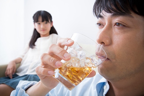 飲酒量を減らしたいのにうまく減らせない人がコロナ禍で増えているという（写真はイメージ＝PIXTA）