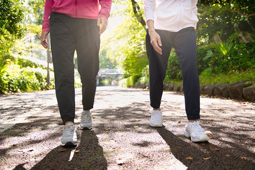 1日どのくらい歩けば病気を予防できる？（写真＝PIXTA）