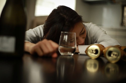 アルコールは免疫システムに直接的な悪影響を及ぼすだけでなく、より深刻な“2次的”影響を与えるという。(写真:PIXTA)