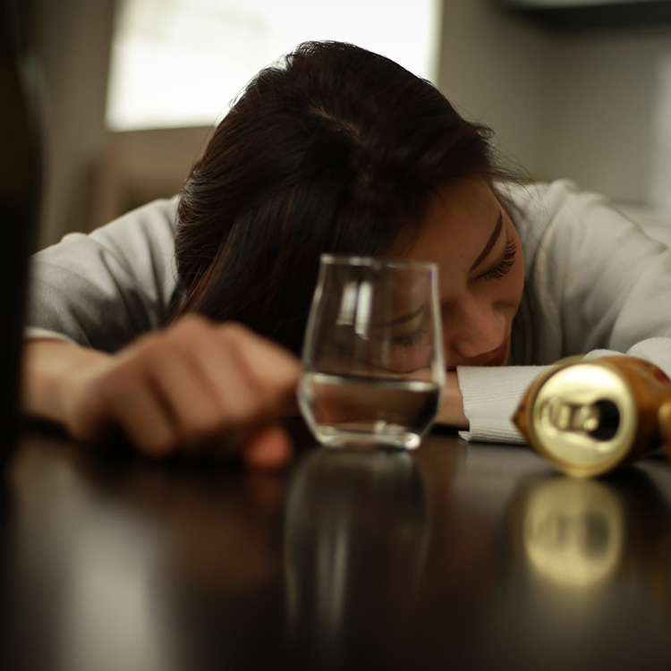 「お酒がやめられない…」どこからがアルコール依存症？