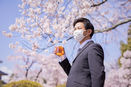 花粉症のシーズンにお酒を飲むと、花粉症の症状が悪化すると感じる人は少なくない（写真はイメージ＝PIXTA）