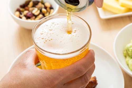 ビール1缶程度の飲酒でも、毎日飲み続けると脳の体積に影響が出る可能性が。（写真＝PIXTA）