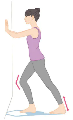 壁に体重をかけ、前の方のひざをゆっくり曲げる。アキレス腱に伸びを感じながら30～60秒キープする。その後、足を入れ替えて同様に行う。各5回ずつ