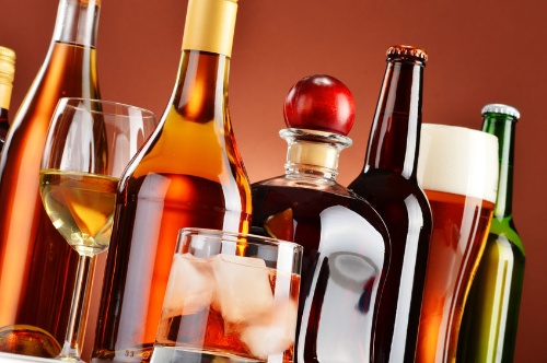 糖尿病の患者はお酒を控えるように指導されるという。その一方で、お酒は血糖値を下げるという話も聞く。どちらが本当なのだろうか。(c)monticello-123RF