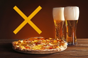 「ビールとピザ」の組み合わせは、肥満予防の観点からは最悪!?(写真=123RF)