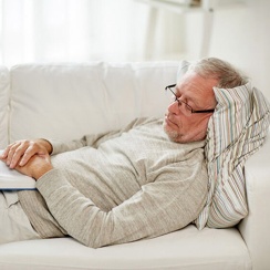 高齢者の「長すぎる昼寝」は認知機能の低下と関係