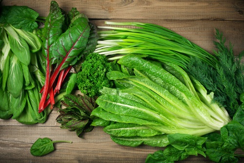 硝酸塩は、ほうれん草や小松菜、チンゲン菜、春菊などの葉物野菜に多く含まれている。（写真＝123RF）