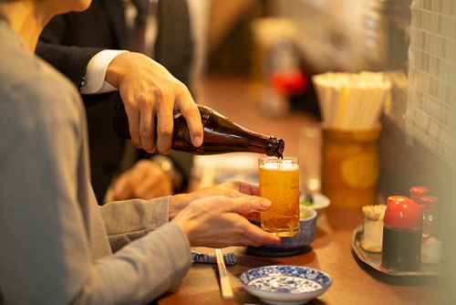 居酒屋で楽しく飲むのはいいが、爪楊枝の使い方には要注意だ(写真はイメージ=PIXTA)