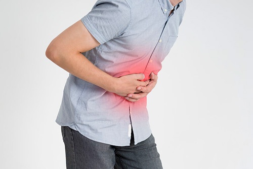急性膵炎になるとみぞおちや背中を尋常でない痛みが襲う（写真はイメージ＝123RF）