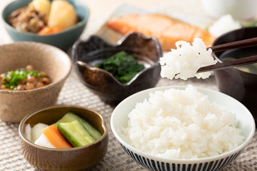 米をよく食べる男性では、心血管疾患による死亡が少ないという結果が報告されました。（写真＝PIXTA）