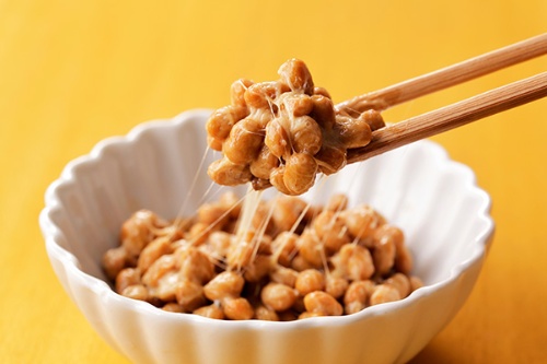 高齢男性では、納豆の摂取頻度が高い人は、死亡リスクが低下する可能性があります。(写真=Nishihama/stock.adobe.com)