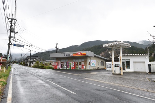 地方では物販の店舗を併設し生活インフラとなっているガソリンスタンドも多い(岡山県津山市阿波地区のガソリンスタンド、写真:水野浩志)