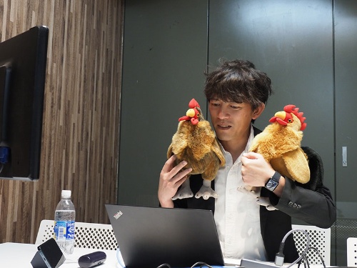 4月上旬、APホールディングスの野本周作COOは東京・池袋の本社から社員に向けて新年度の方針を発表した