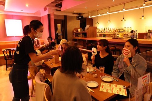 ピンクのネオンに、ノスタルジックなメニュー表が、古き良き酒場を思い起こさせる (写真:陶山 勉)