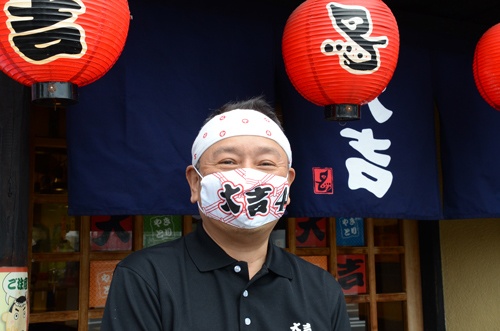 やきとり大吉八幡男山店(上)と店主の水元克浩さん(下)