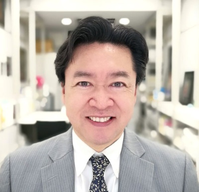 スズキ・トモ氏