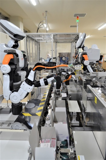 富士レビオでは作業を協働ロボットに切り替え、作業員を8人から1～2人に減らした