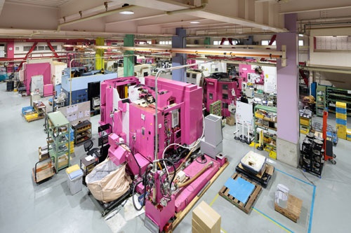 ヒルトップの工場や外観はピンクを基調とした明るい雰囲気（写真：山本尚侍、以下同）