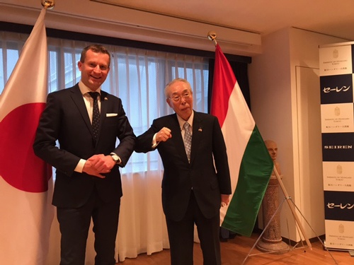 記者会見したセーレンの川田会長（右）と駐日ハンガリー特命全権大使のパラノビチ・ノルバート氏