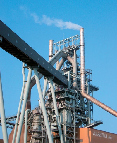 鉄鋼業界は日本の産業部門によるCO2排出量の4割を占める（日鉄の東日本製鉄所鹿島地区の高炉）
