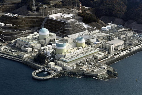 革新軽水炉の開発には電力会社も参画し、原発の安全性向上に総力を結集する(愛媛県伊方町の四国電力伊方原発、写真:共同通信)