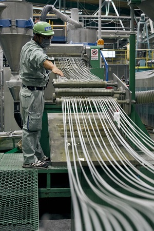 協栄産業の工場でひも状に押し出された樹脂(写真:吉成大輔)