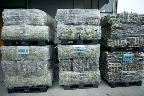 協栄産業のリサイクル工場には様々な状態のペットボトルが集まってくる（写真：吉成大輔）