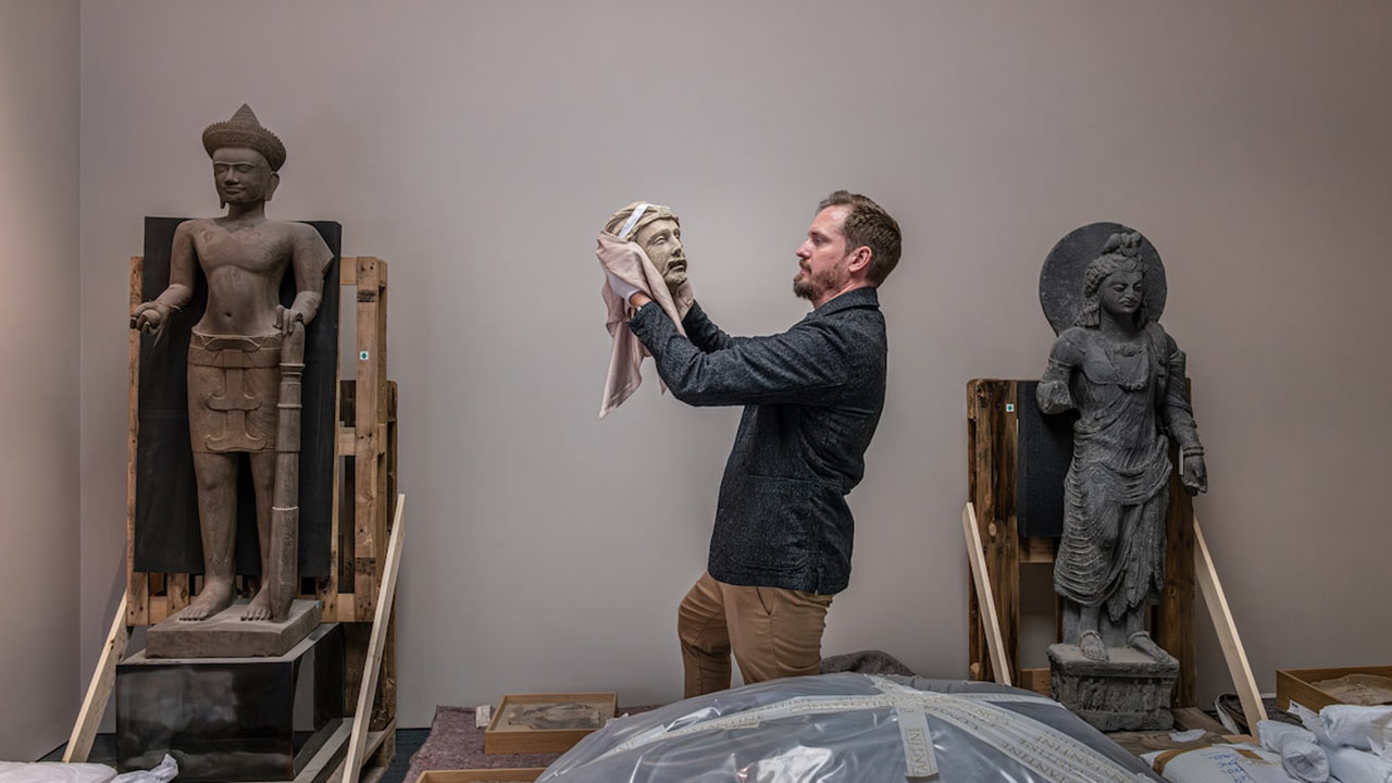 被害額360億円超 ロンドンの倉庫でアジアの文化遺産が大量に押収：日経