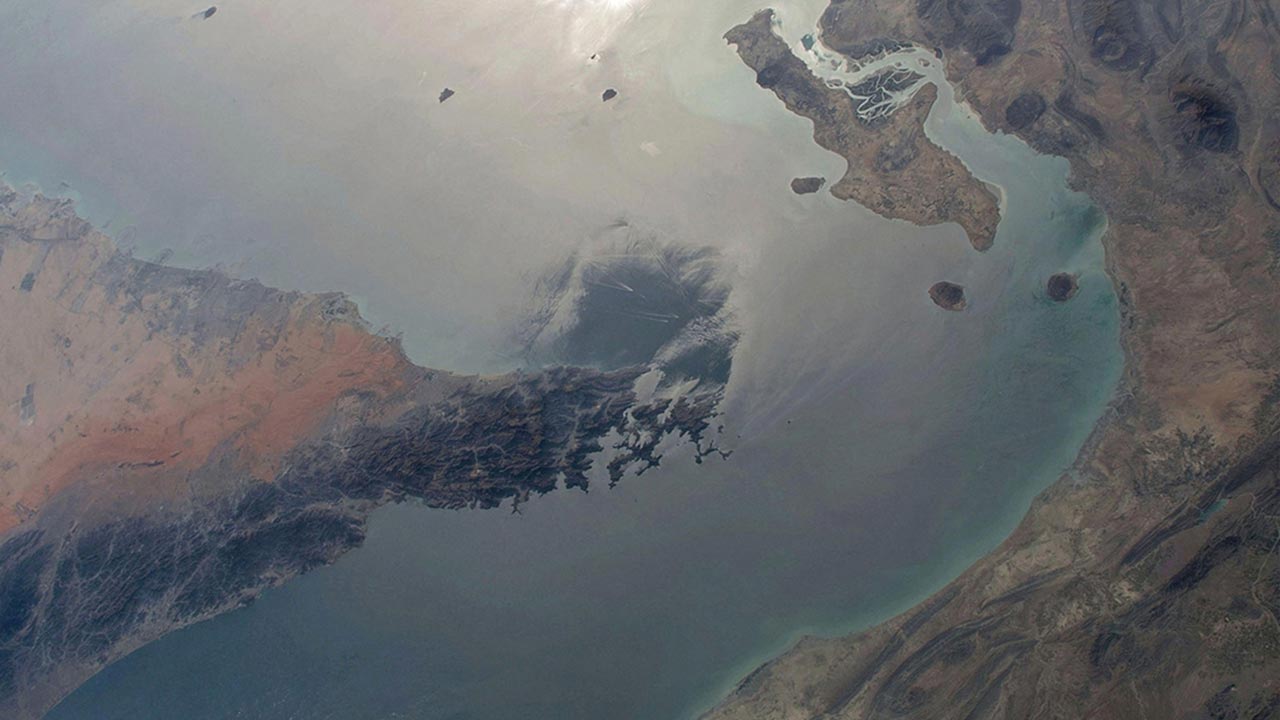 ホルムズ海峡はなぜあんな地形？　膨大な石油層を生んだプレート衝突