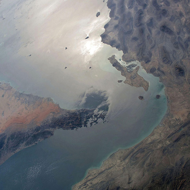 ホルムズ海峡はなぜあんな地形？　膨大な石油層を生んだプレート衝突