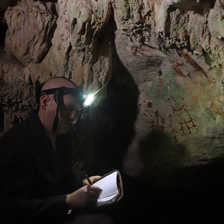 世界最古の洞窟壁画がインドネシアで発見 6万7800年前の手形：日経