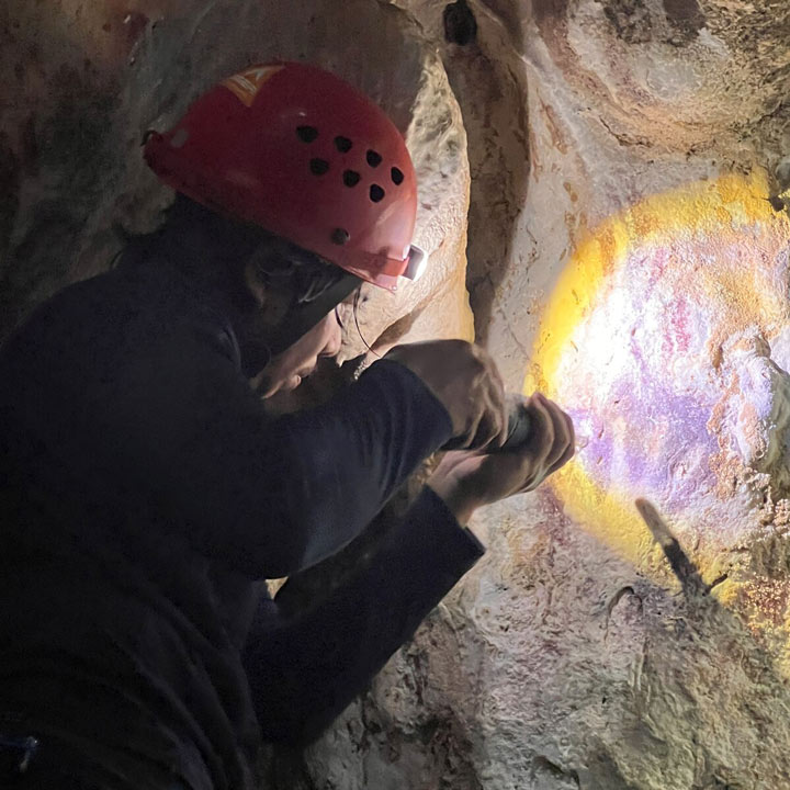 世界最古の洞窟壁画がインドネシアで発見 6万7800年前の手形：日経