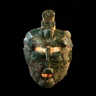 古代史の謎に光、ヒスイの石仮面が古代マヤの王墓で発見