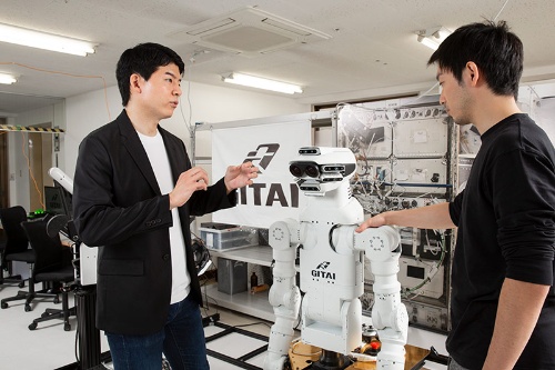 中ノ瀬CEO(左)と上月CTOは宇宙作業のコストを100分の1に引き下げることを狙う(写真=的野弘路)