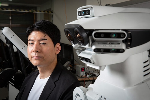 中ノ瀬CEO率いる開発陣は約1年で要求通りのロボットを完成させた（写真＝的野弘路）
