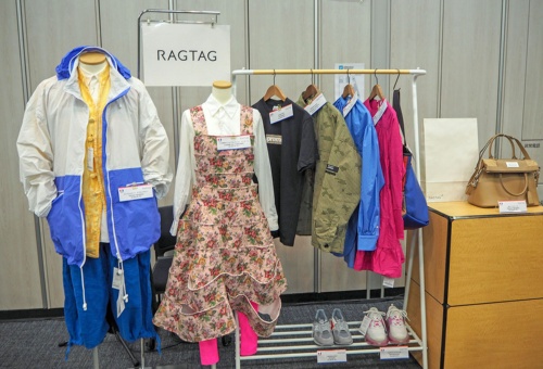 ラクマ公式ショップに参画する企業は、「RAGTAG」を展開するティンパンアレイなど、大手のリユース関連企業が多く名を連ねている。写真は2022年4月5日の「楽天ラクマ」事業戦略発表会より(筆者撮影)
