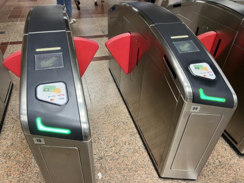 シンガポールでは地下鉄がタッチ決済に対応。改札のリーダーにタッチ決済対応のクレジットカードやスマートフォンなどをかざすだけで乗ることができる